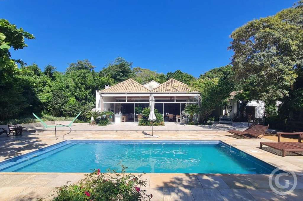 Furnished house with 4 en-suite bedrooms and 370 m²