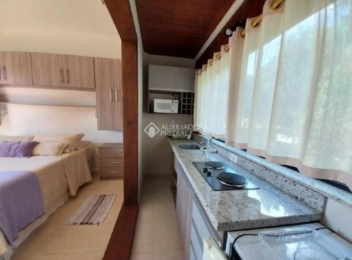 1-bedroom apartment with a compact kitchenette area — photo 2