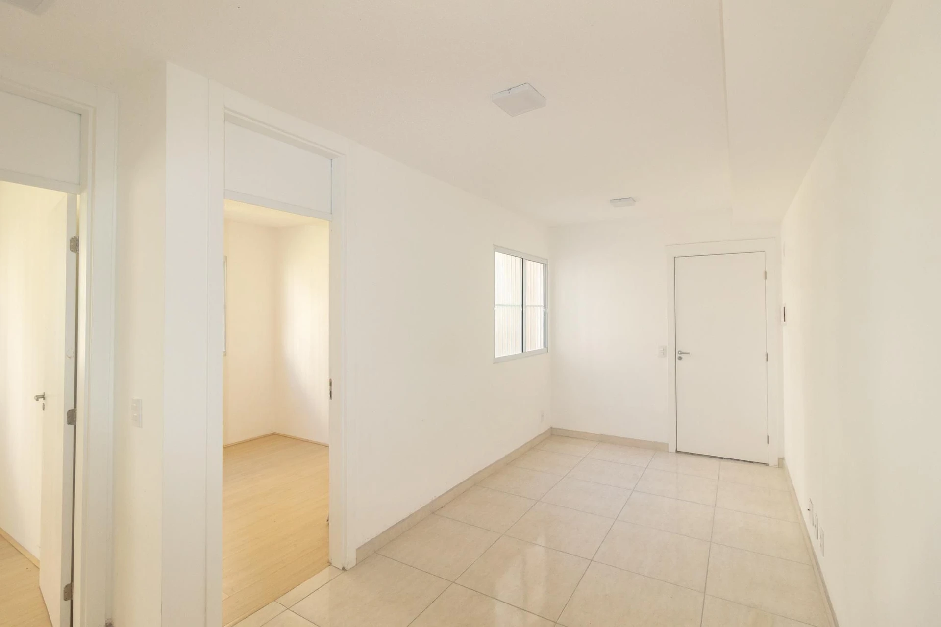 Apartamento com 2 quartos e box de vidro no banheiro — photo 25