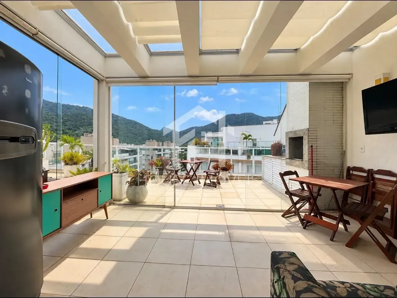 Панорамные окна и 3 спальни: квартира 150 м² — photo 12