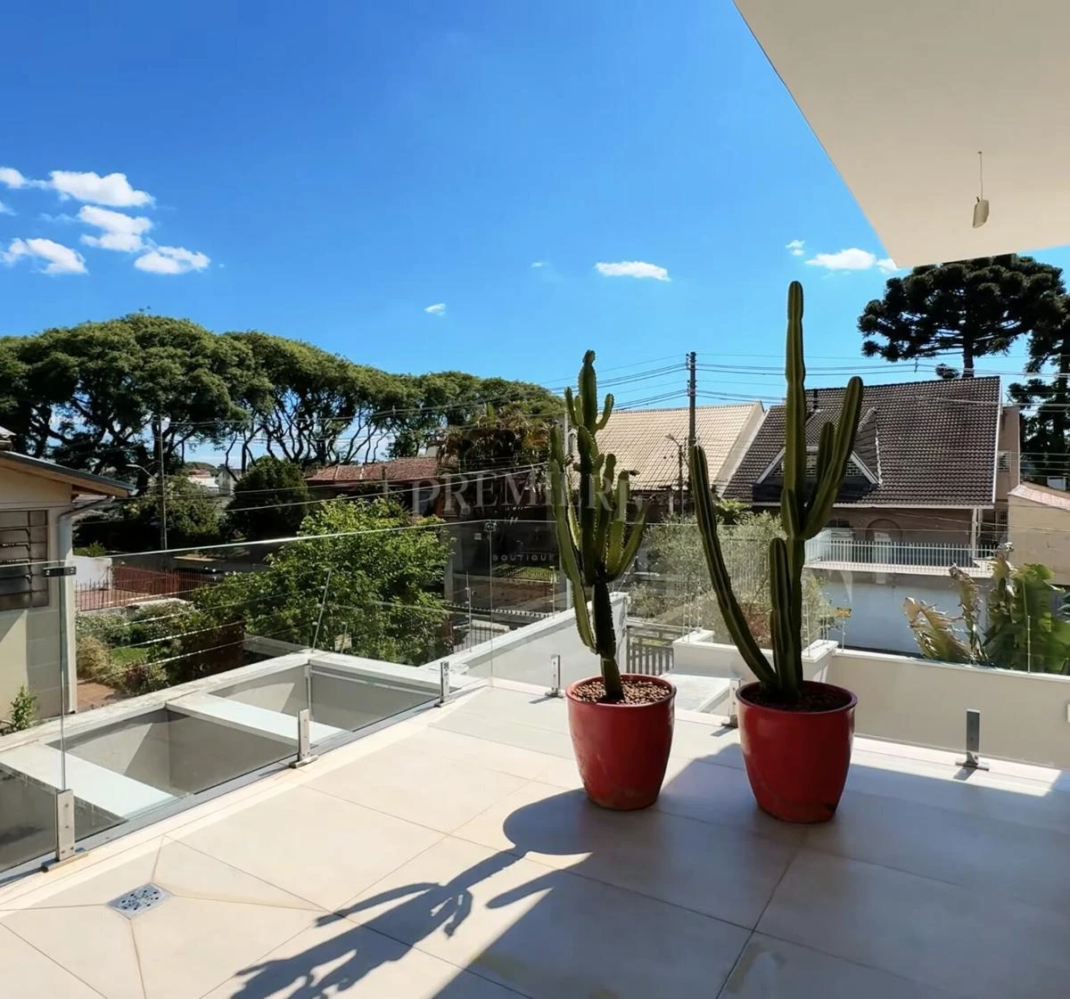 4-bedroom house with a glass-enclosed balcony in Curitiba — photo 17