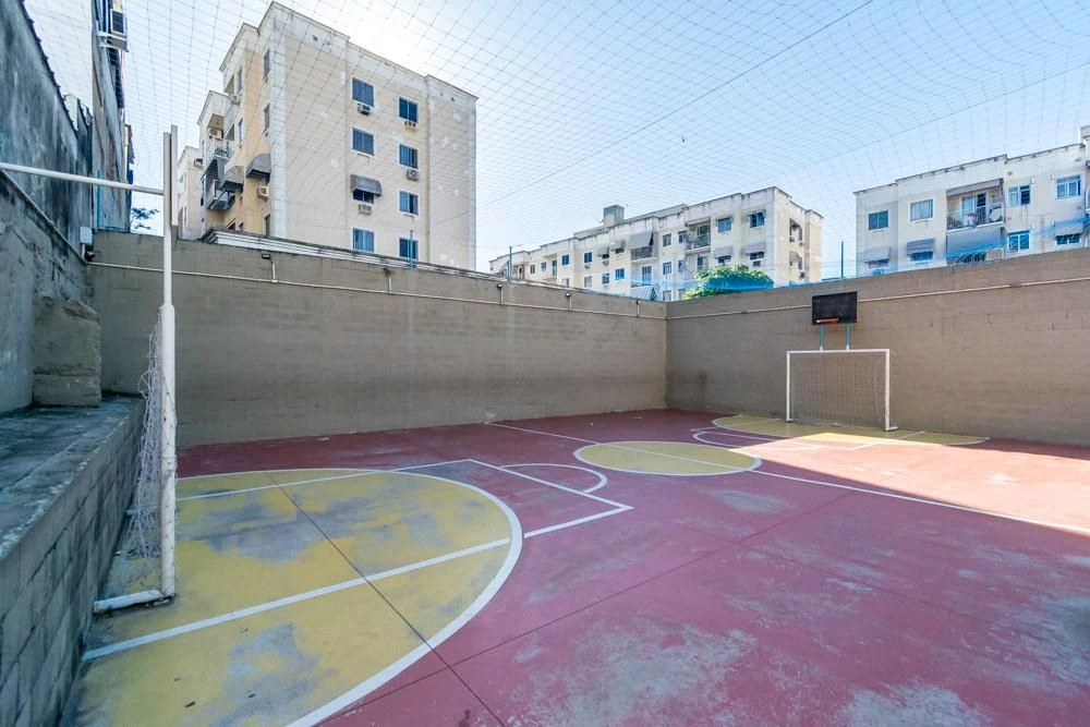 Apartamento de 2 quartos em condomínio com piscina