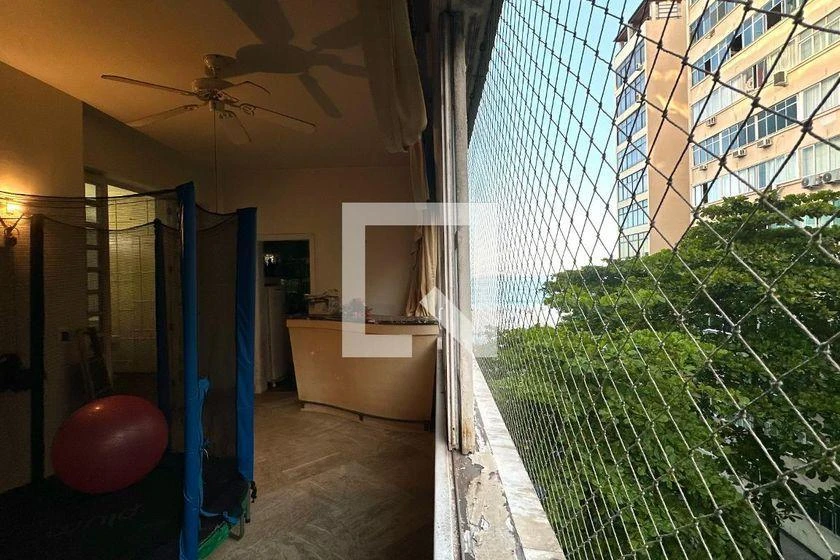 Glass-enclosed balcony in a 4-bedroom apartment, 403 m² — photo 8
