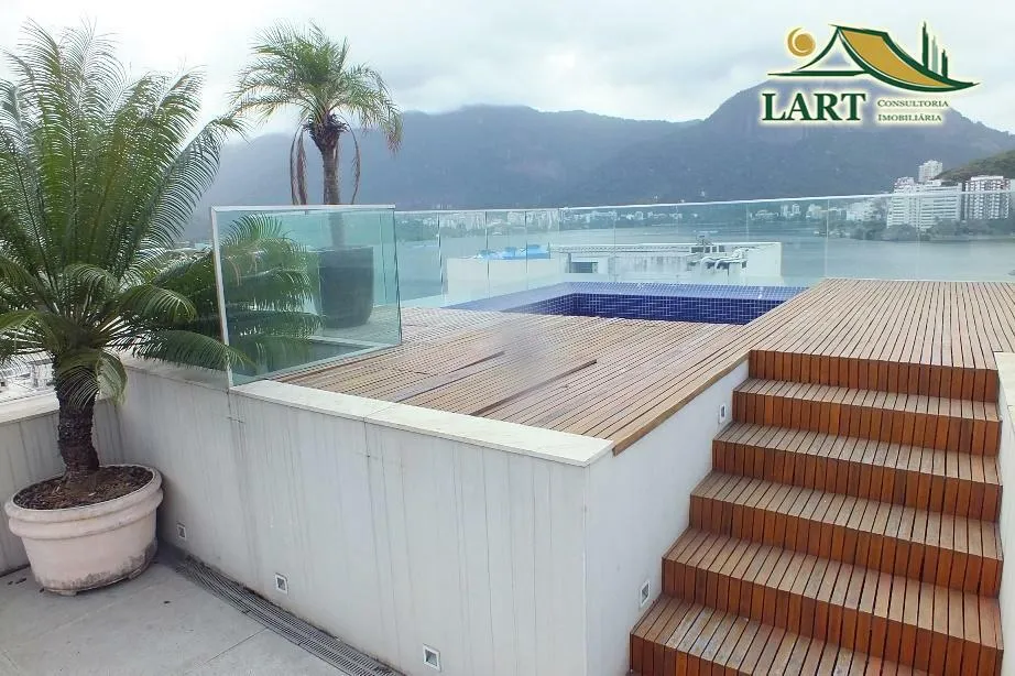 3-bedroom apartment in a building with a pool — photo 7