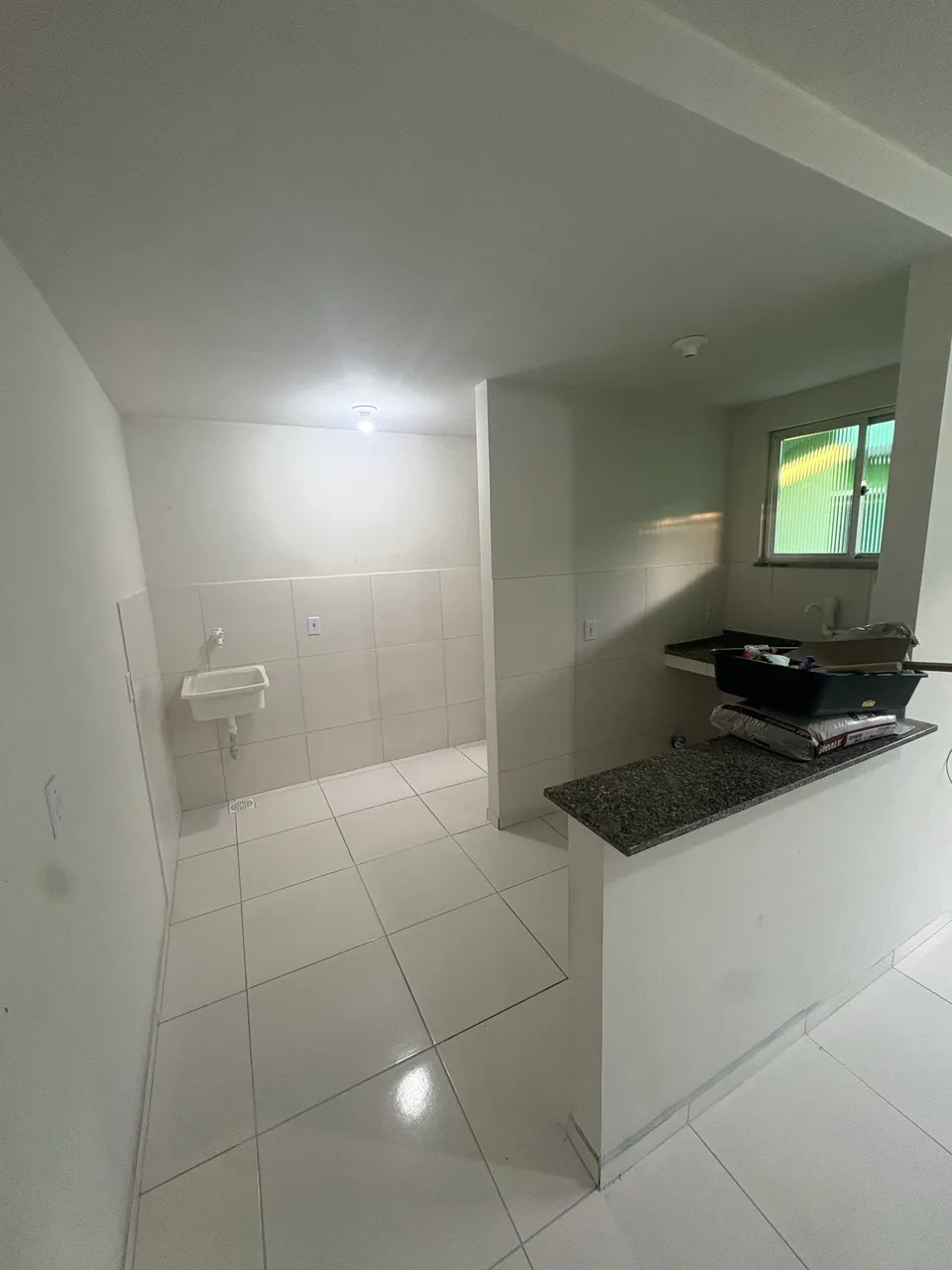 Studio unit with no parking, open-plan kitchen, 1 bath