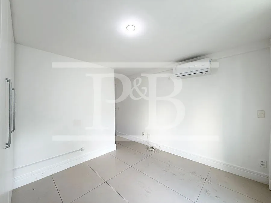4-bedroom 300 m² apartment with a balcony — photo 13
