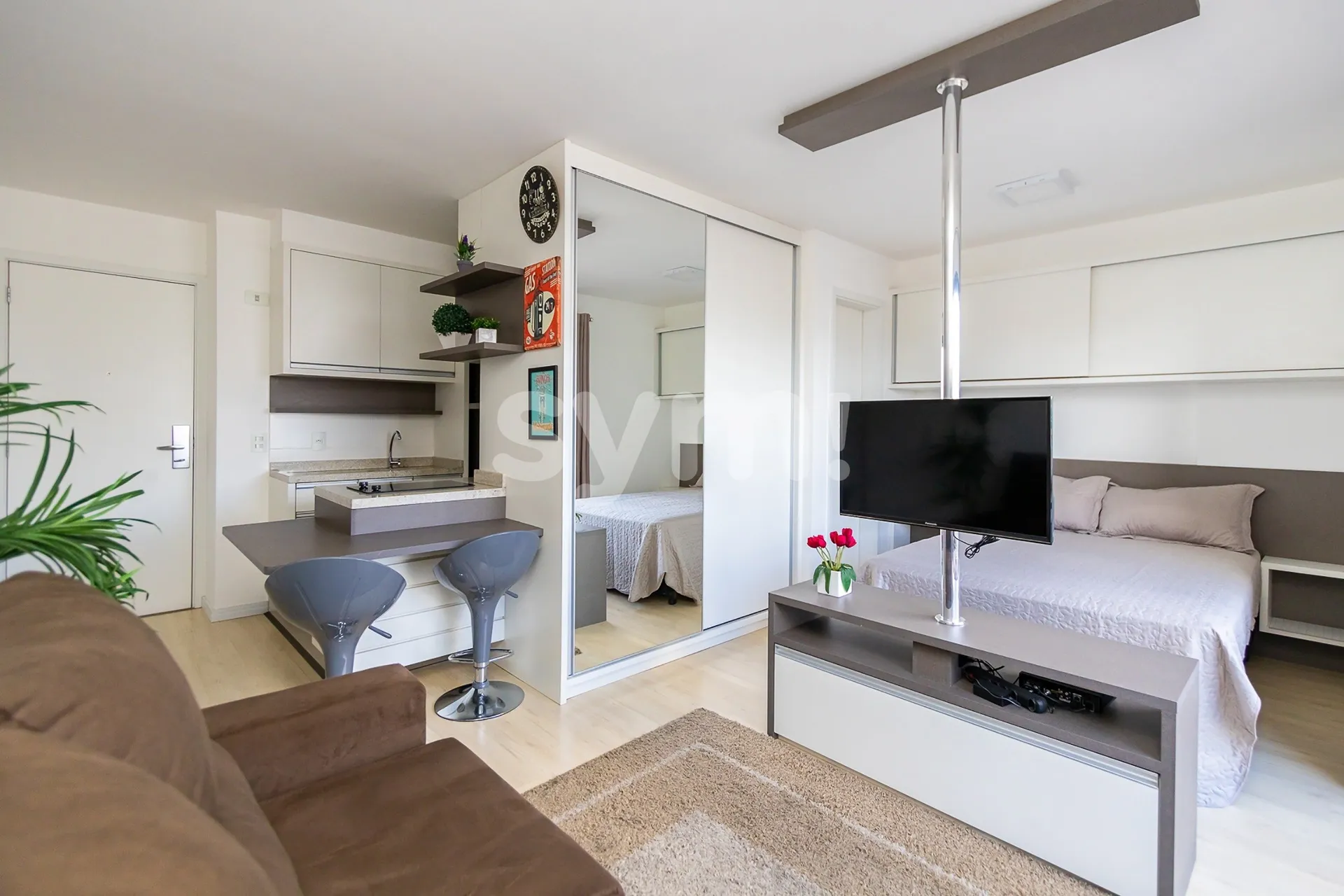 Furnished 1-bedroom apartment with a glass-enclosed balcony — photo 106