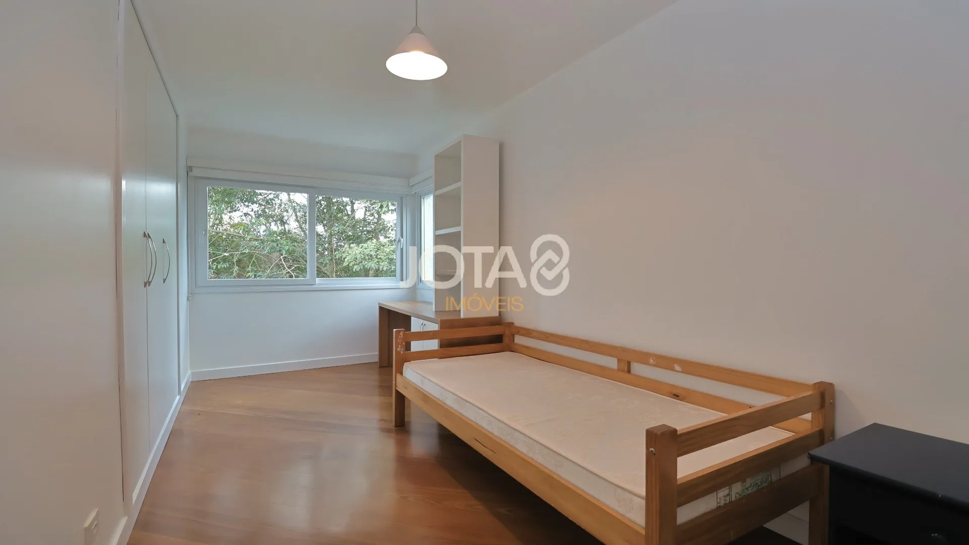House with 5 bedrooms and a balcony in 370 m² — photo 24