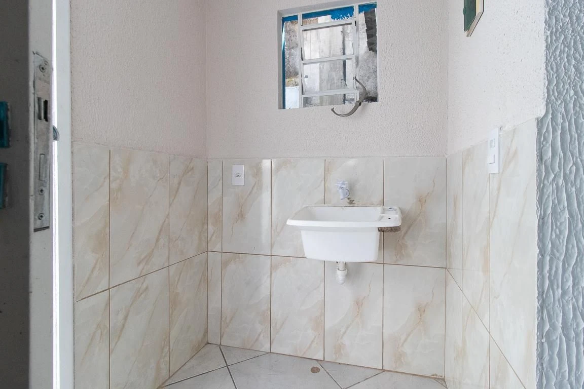 Unfurnished house with 3 bedrooms, 1 bathroom and private garden
