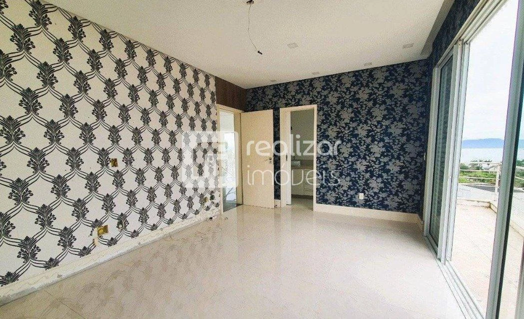 Bañera y 3 dormitorios: casa de 718 m² — photo 4