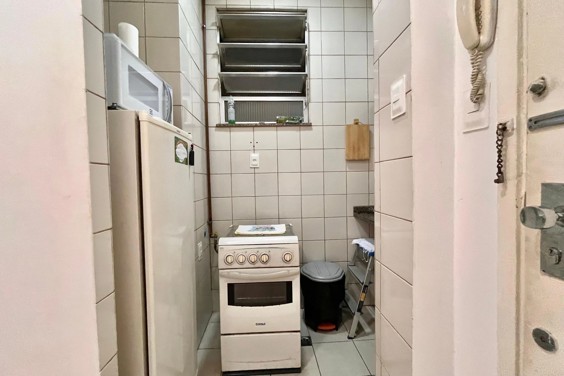 Furnished 1-bedroom apartment with a compact kitchen — photo 26