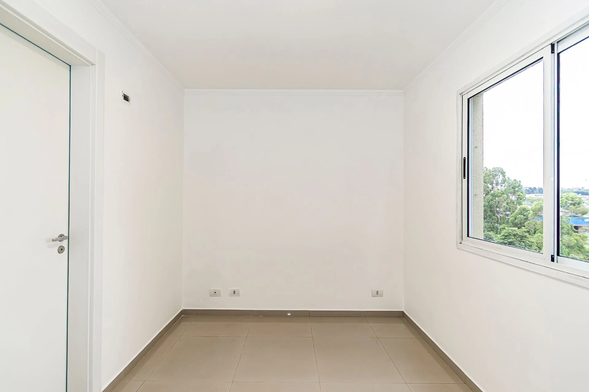 3-bedroom apartment in a building with a pool — photo 28