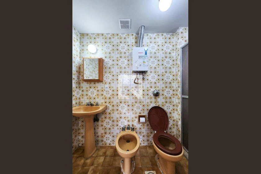 2-bedroom apartment in a building with a pool — photo 20