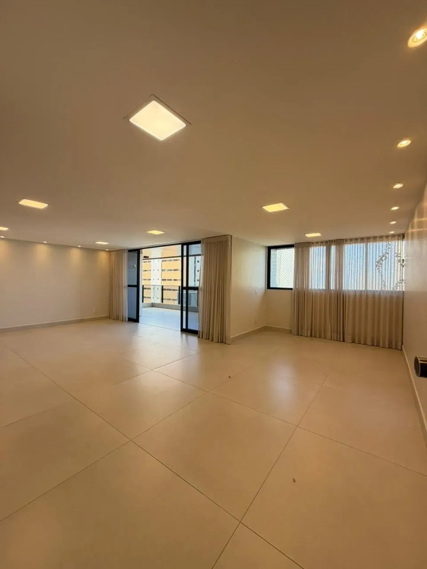 4-bedroom apartment with 2 suites and full-front balcony