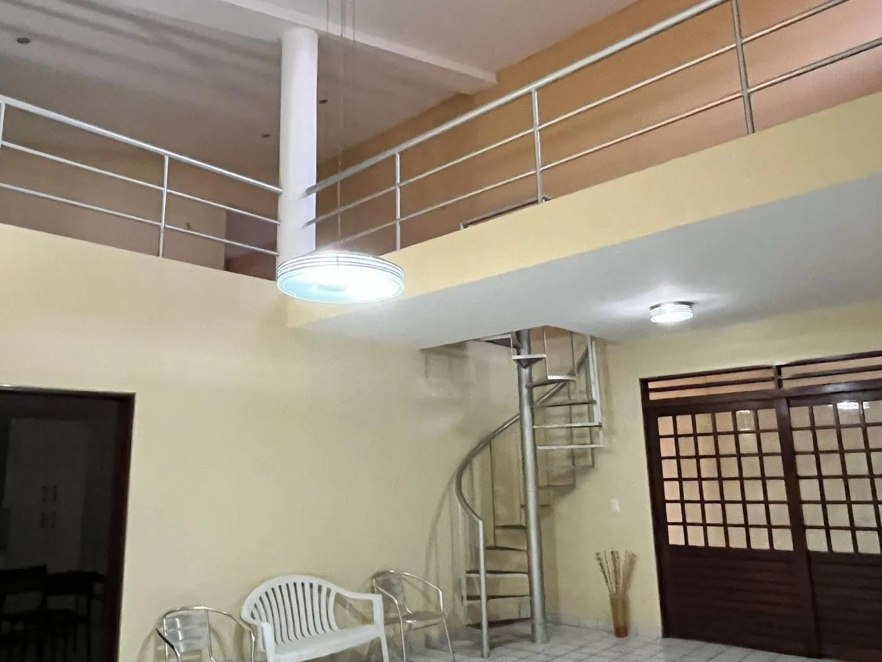 Unfurnished house with 5 bedrooms and 5 bathrooms