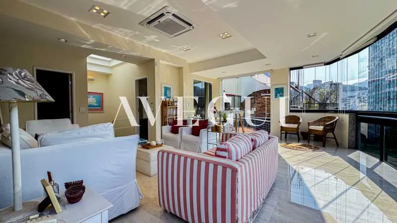 4-bedroom apartment in a building with a pool — photo 8