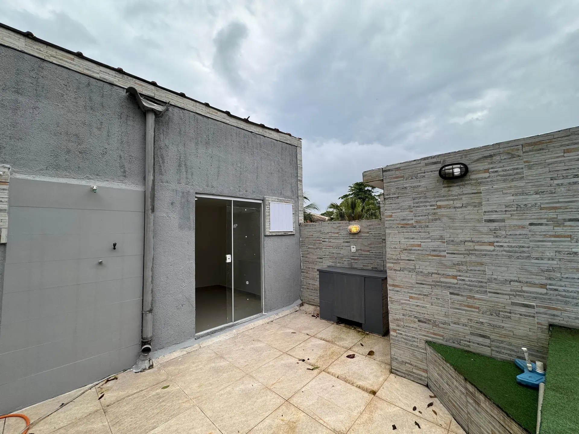 Balcony with a grill in a 2-bedroom house, 165 m² — photo 27