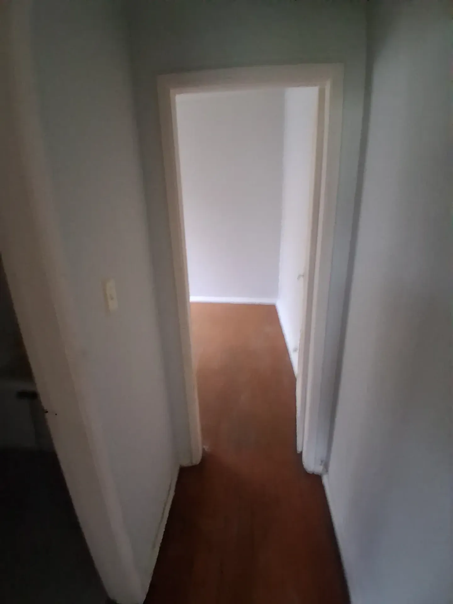 One-bedroom apartment with wood or laminate floors — photo 6