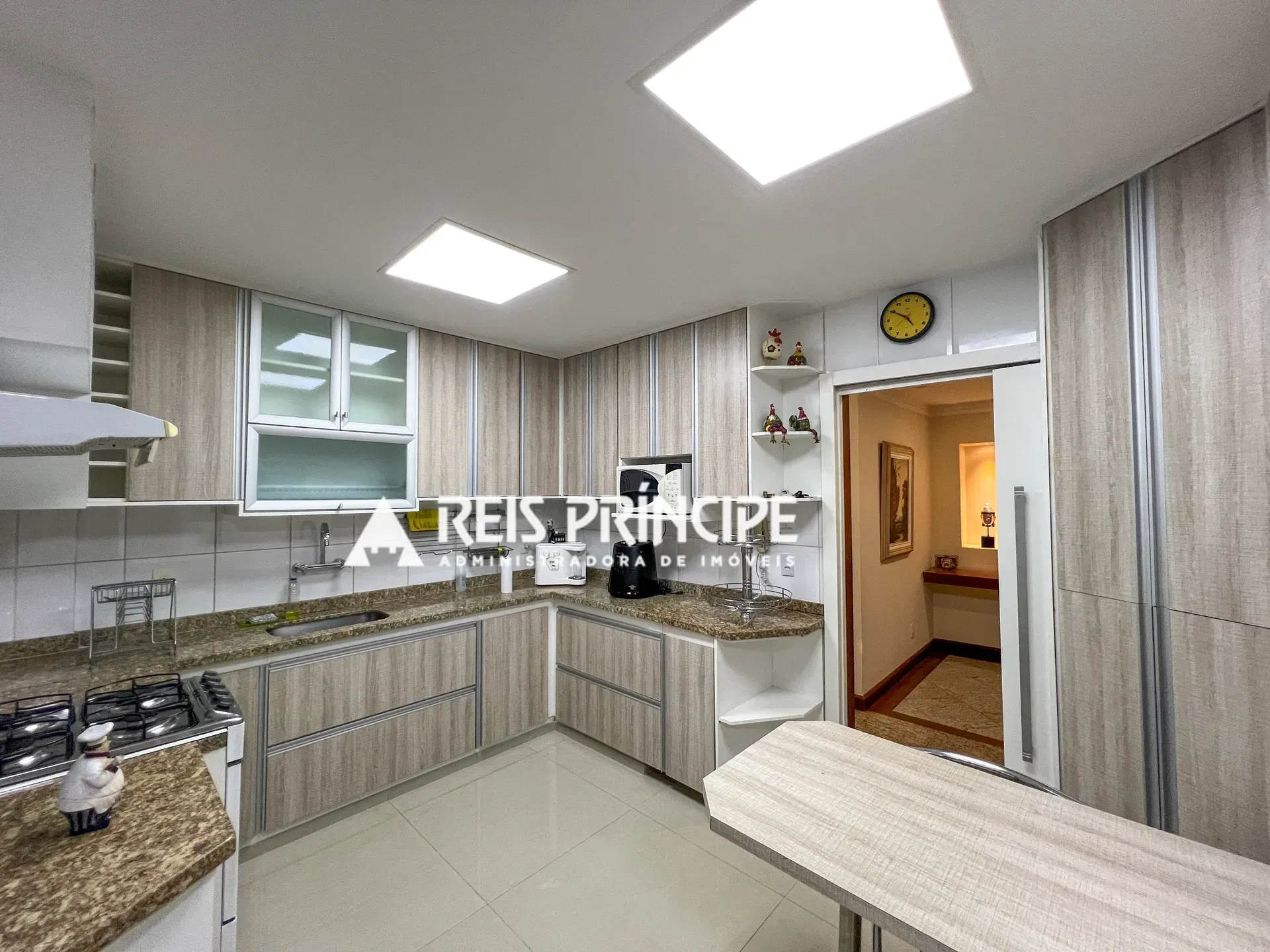 Furnished apartment with 5 bedrooms and a balcony — photo 21