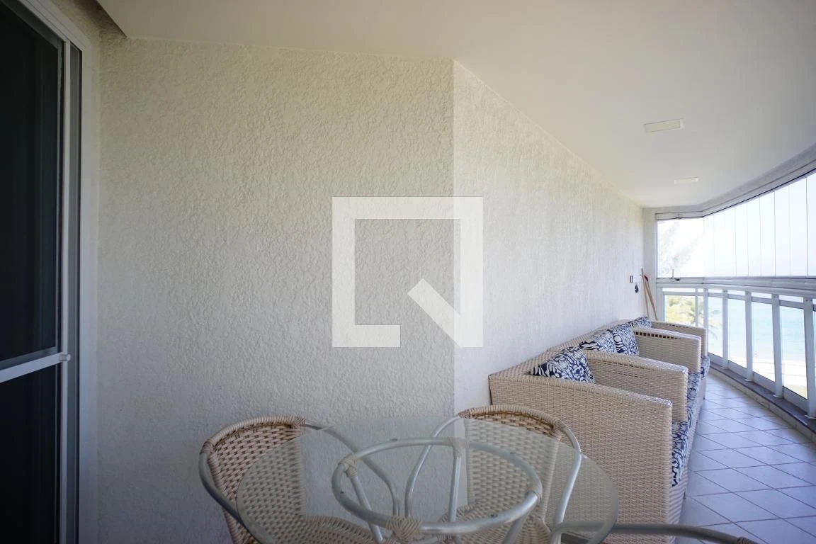 Furnished 2-bedroom apartment with open-plan kitchen