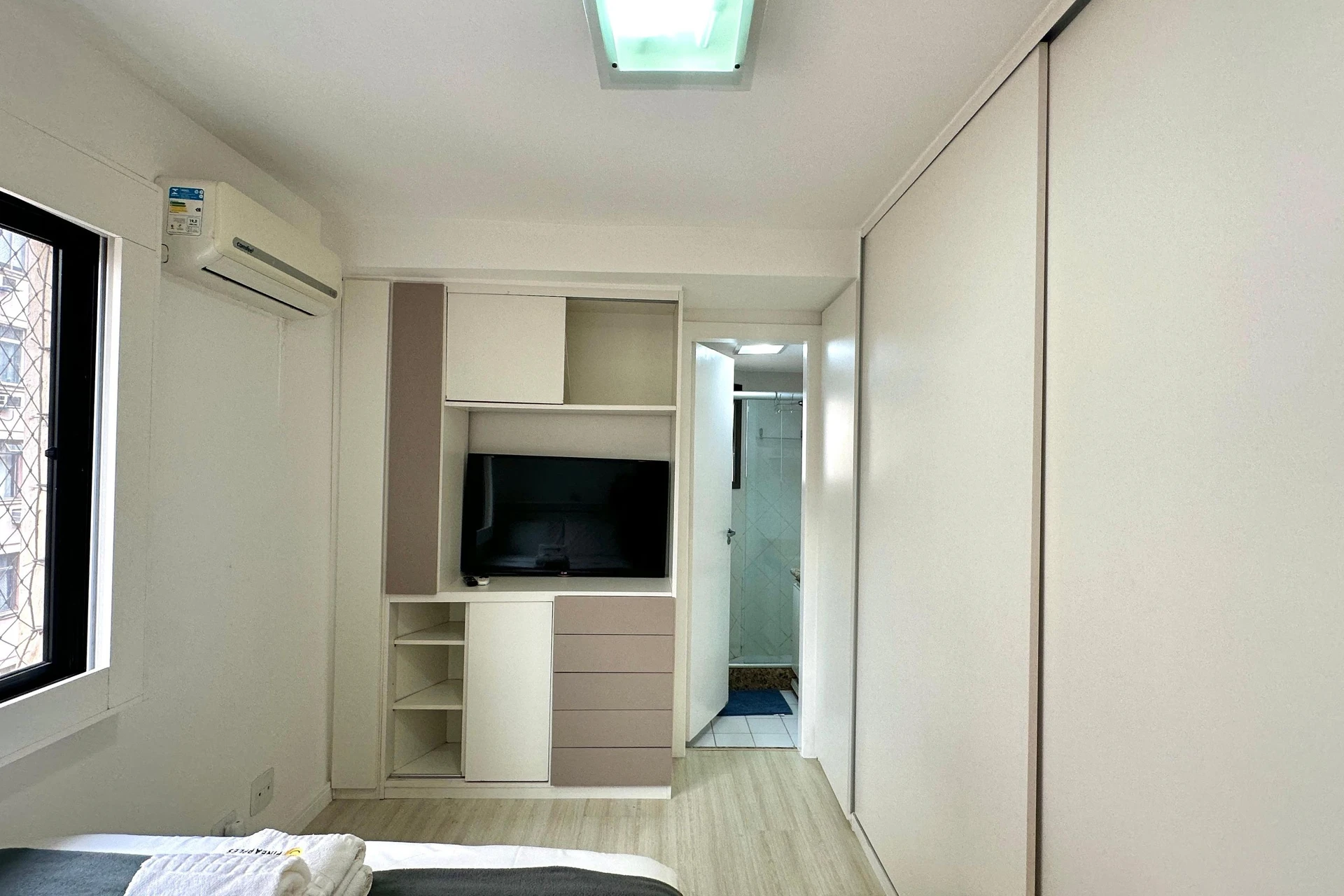 Furnished apartment with an open kitchen and 2 en-suite bedrooms — photo 4