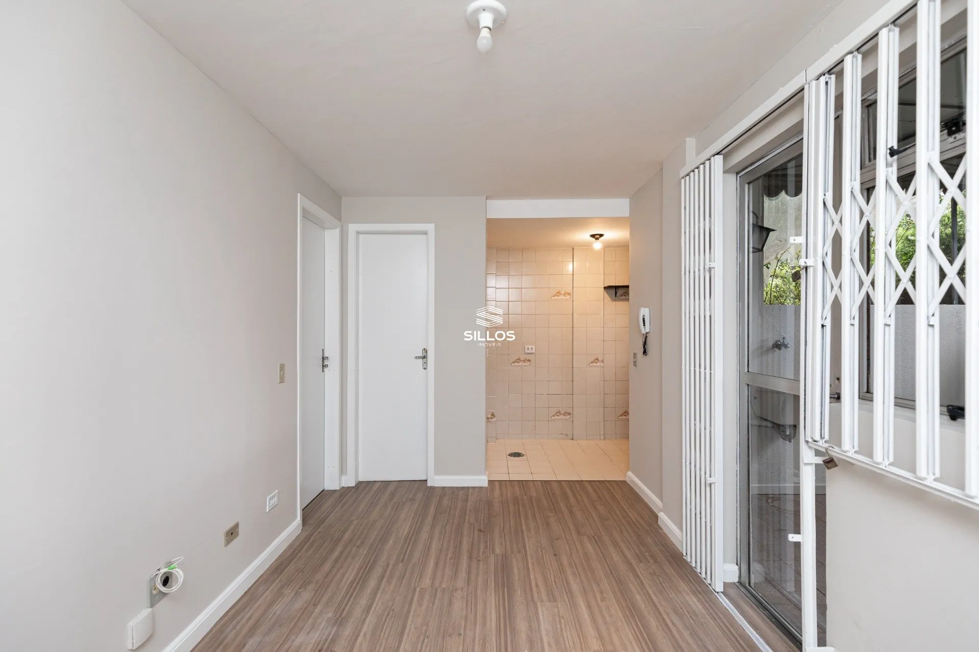 Wood or laminate floors in a one-bedroom apartment, 29 m²