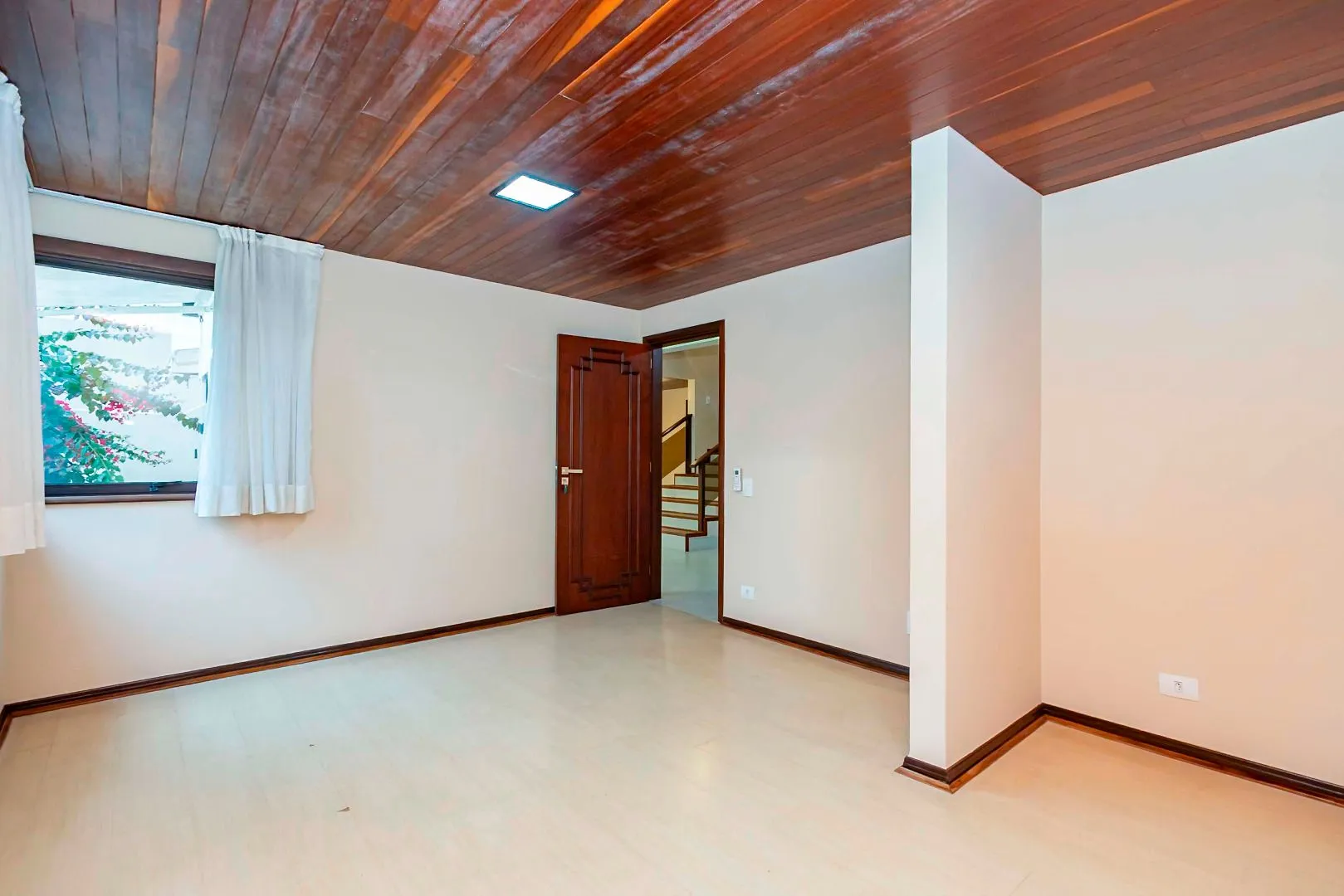 Rental house with 4 bedrooms and 5 bathrooms across 550 m² — photo 32