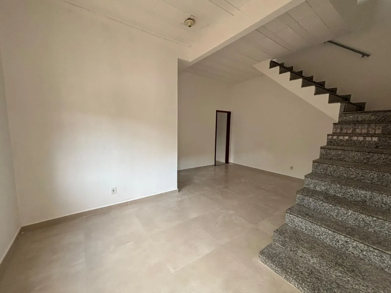 3-bedroom house with 3 bathrooms and glass showers — photo 11