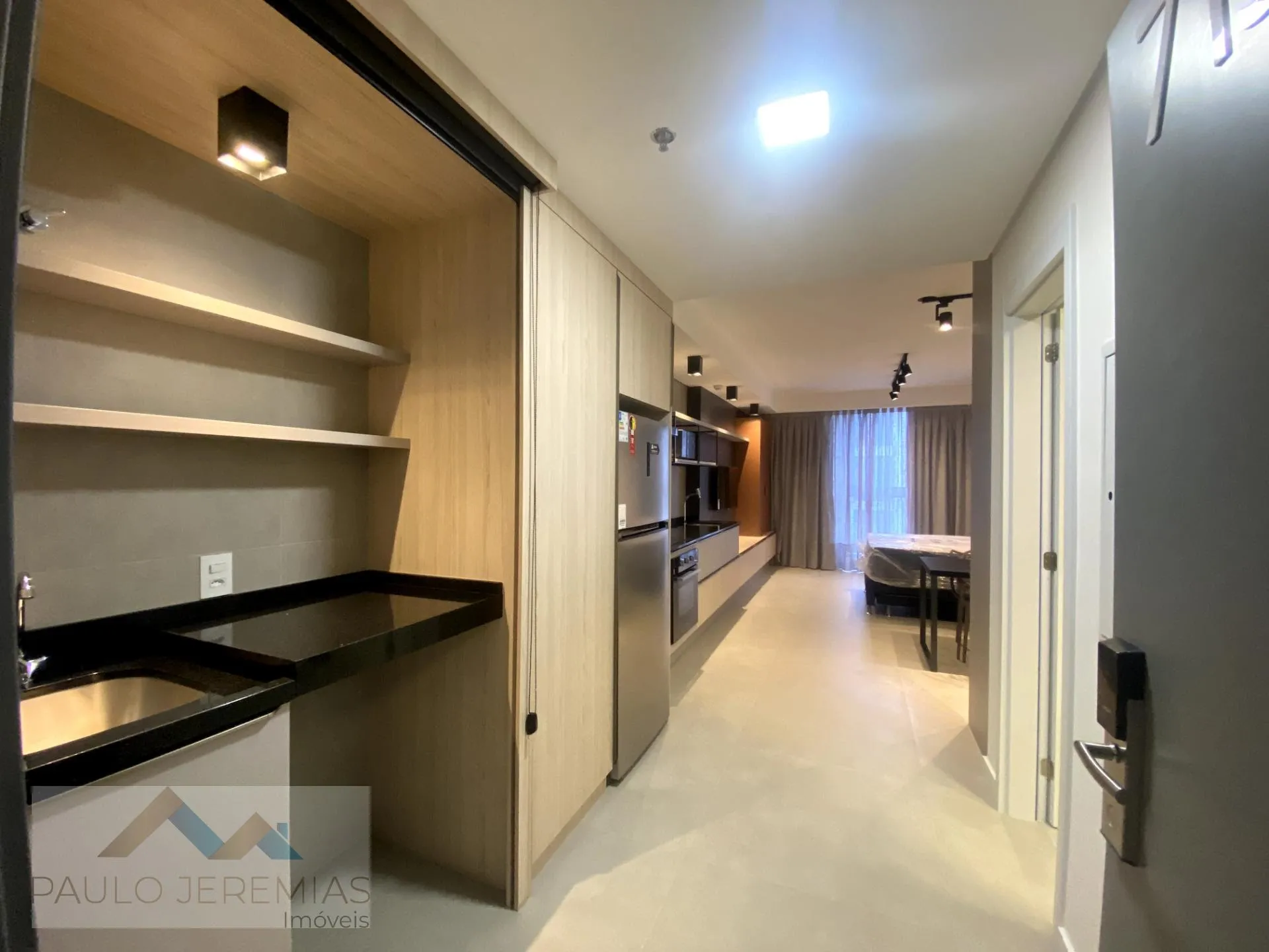 Estudio amueblado de 31 m² en el 8º piso con escritorio — photo 2