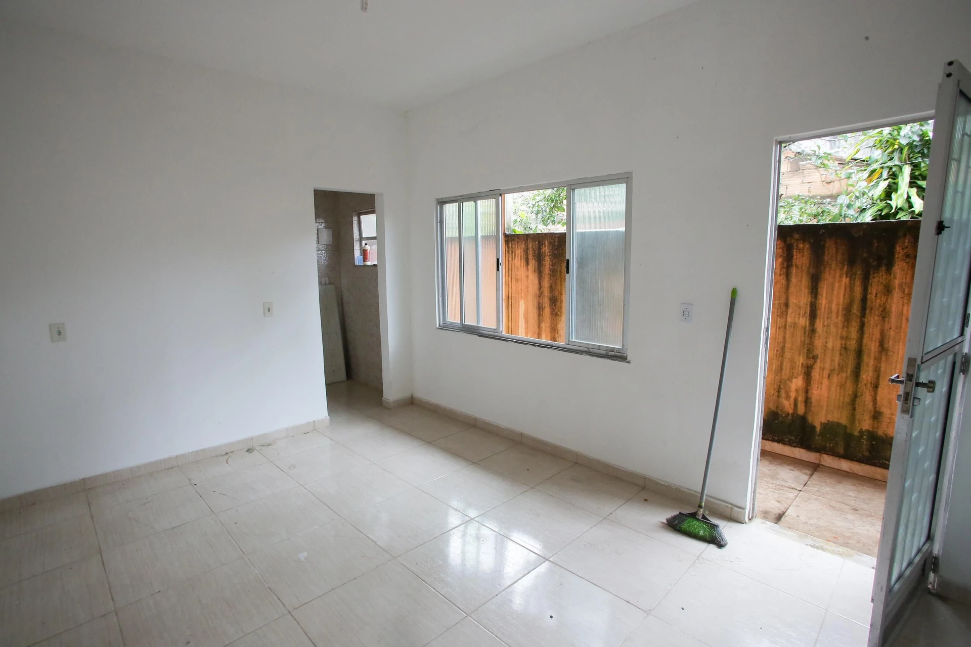 Unfurnished studio with 1 bedroom and 1 parking spot