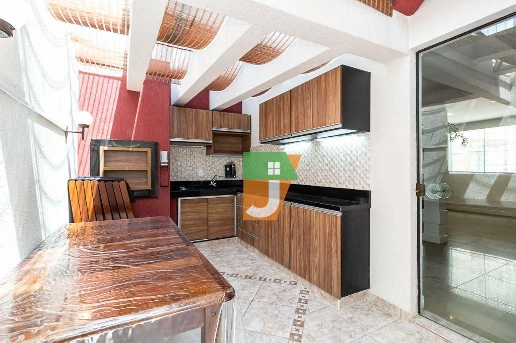 Casa de 280 m² com espaço de home office e banheira — photo 18