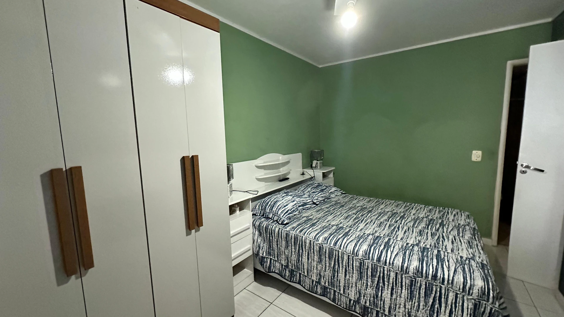 Furnished 2-bedroom apartment with open-plan kitchen — photo 16