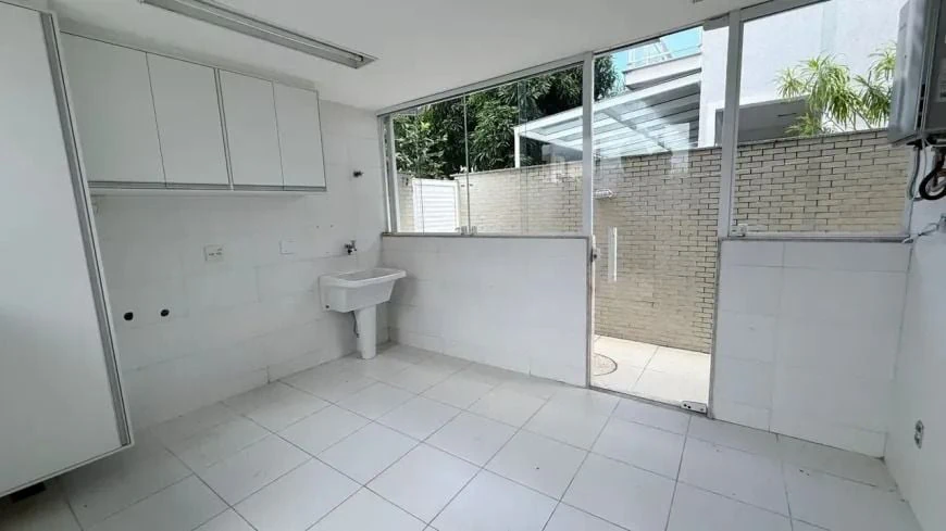 House, 350 m², with a grill on the balcony — photo 26