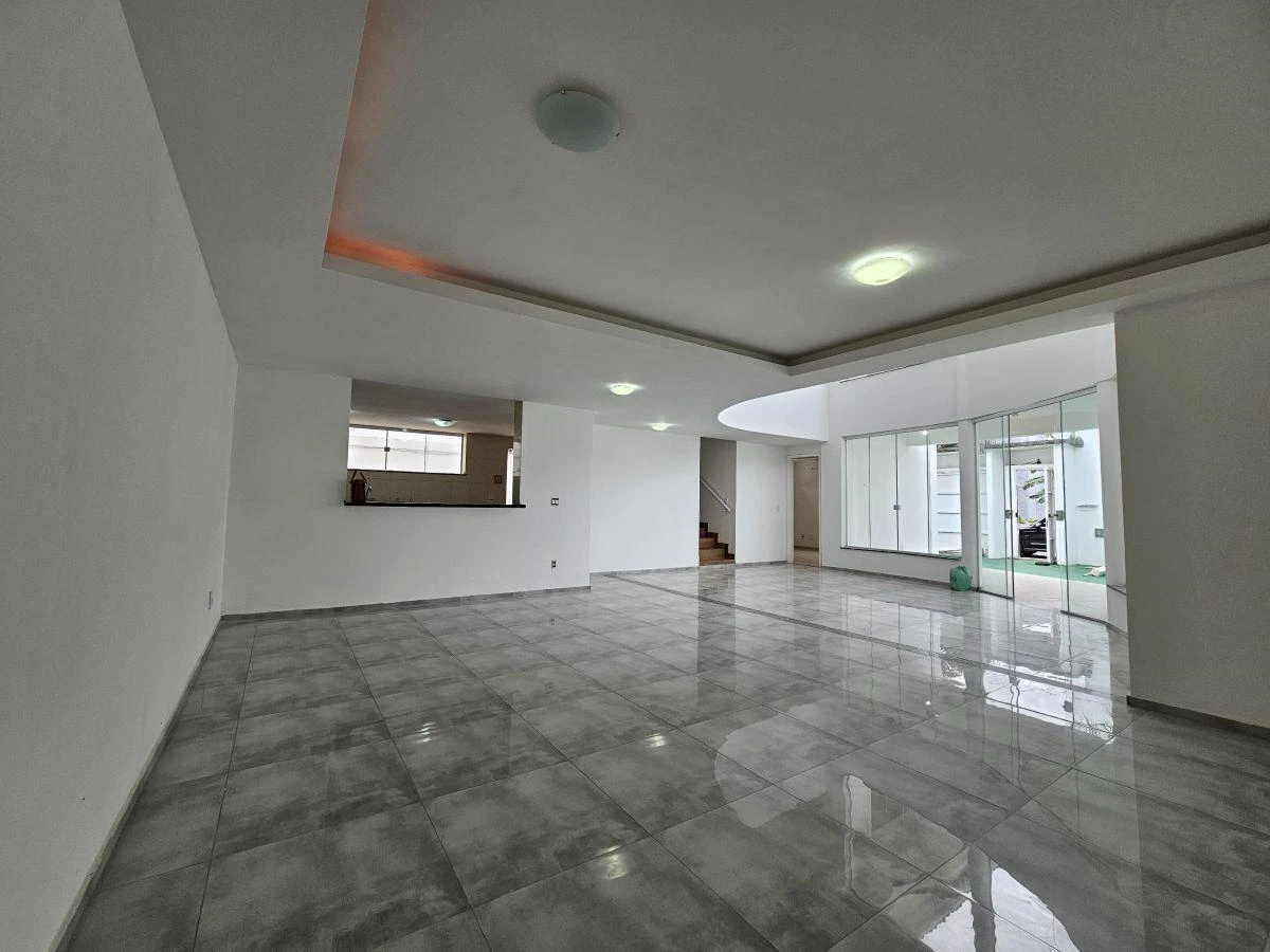 6-bedroom house with a closed-off kitchen