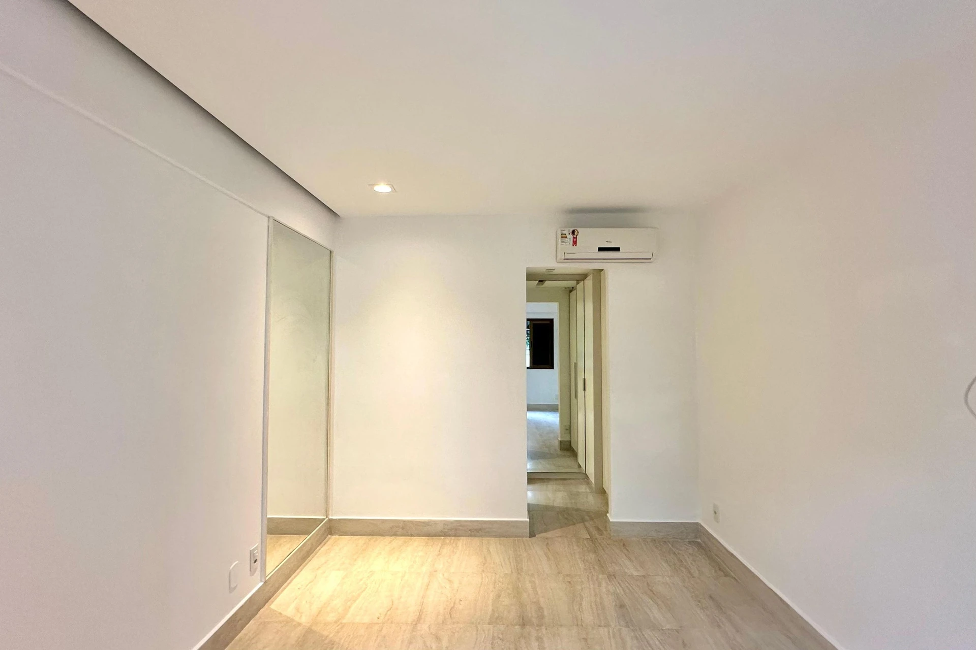 Unfurnished apartment with 2 suites and a balcony — photo 21