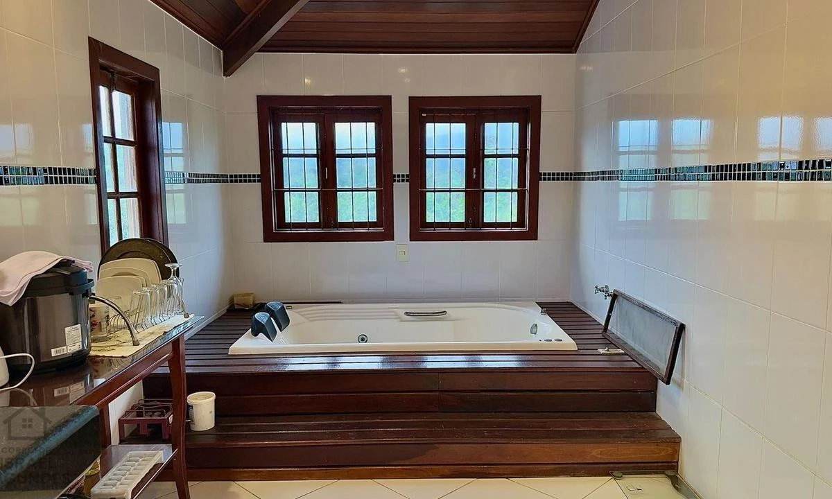 Furnished house with 6 bedrooms and 6 parking spots — photo 28