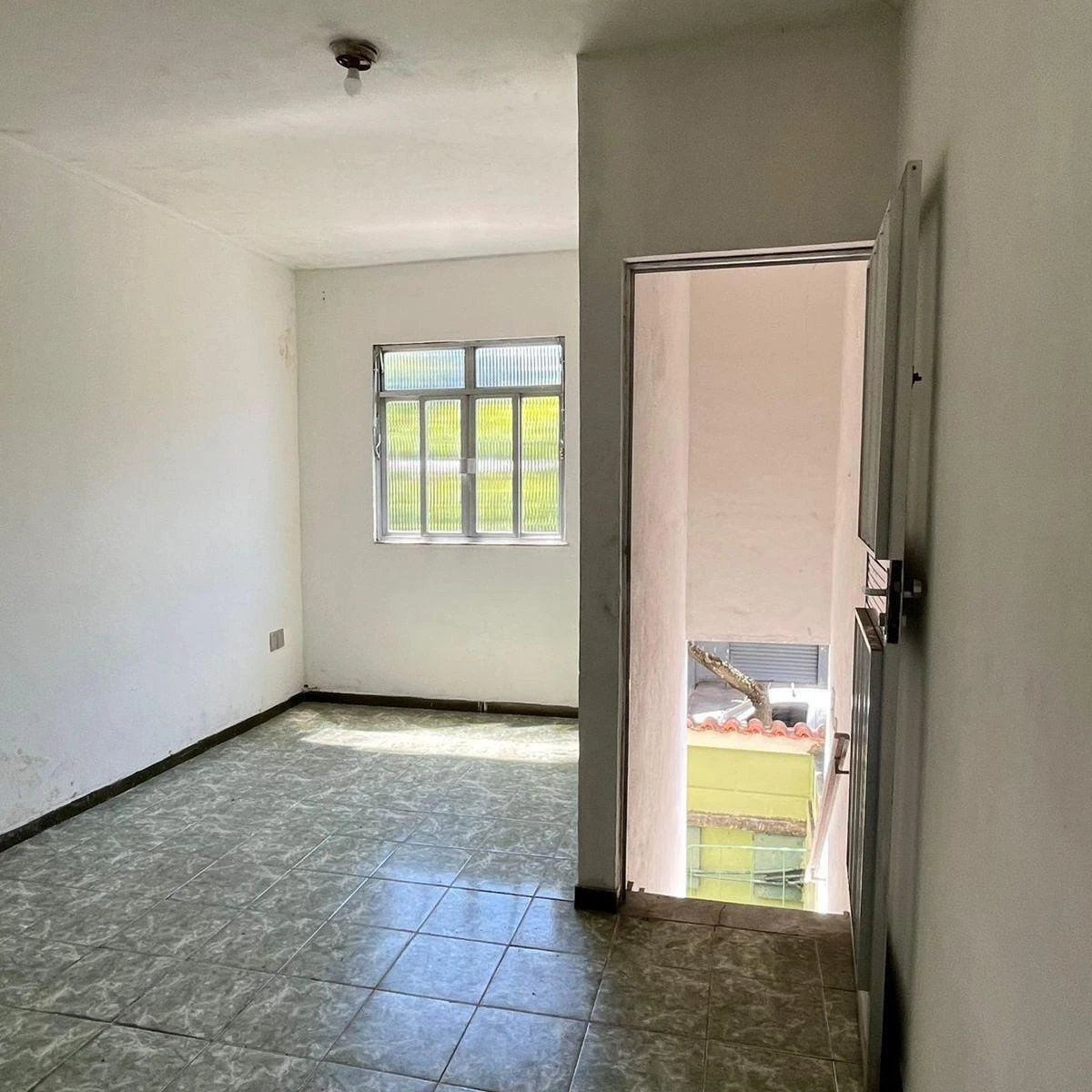 Unfurnished studio with no parking, gas heater and electric shower — photo 3