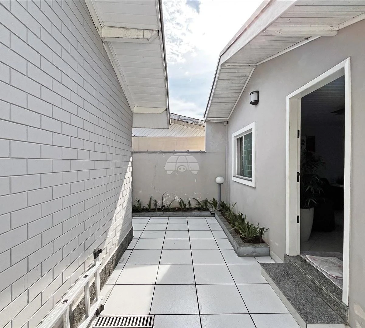 Balcony with a grill in a one-bedroom house, 40 m² — photo 16