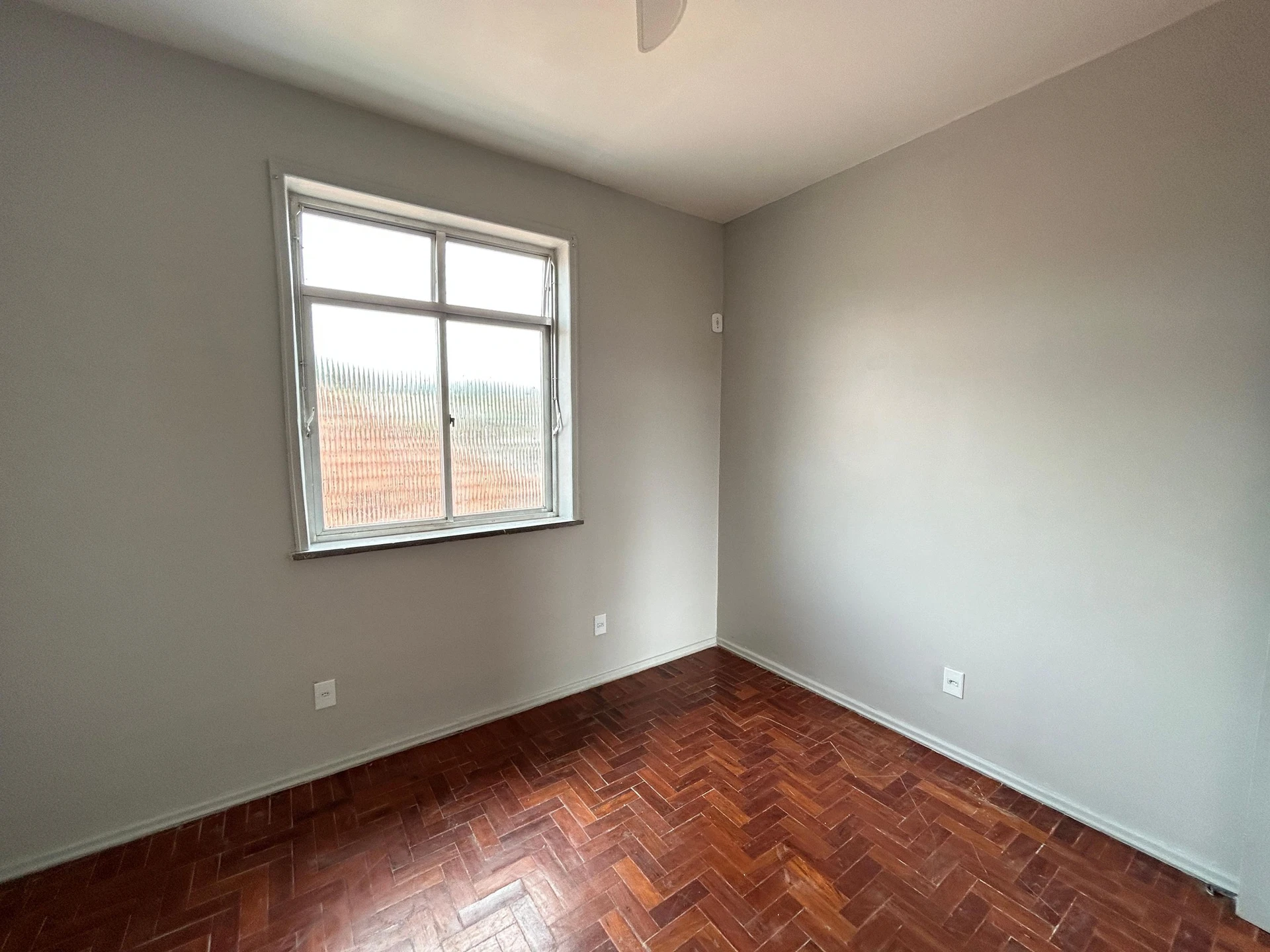 Casa de 2 quartos com piso de madeira ou laminado — photo 11