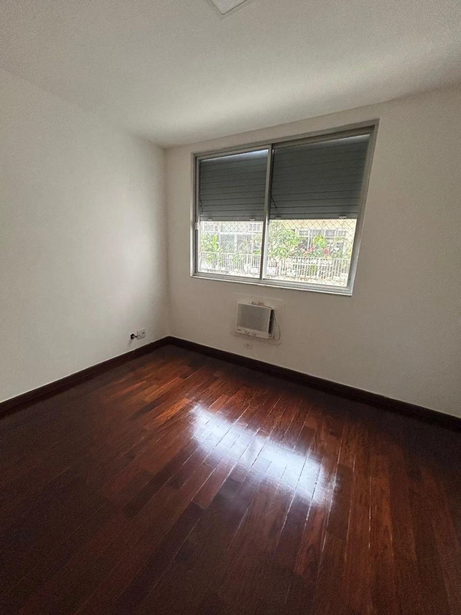 4-bedroom apartment with a walk-in closet — photo 9