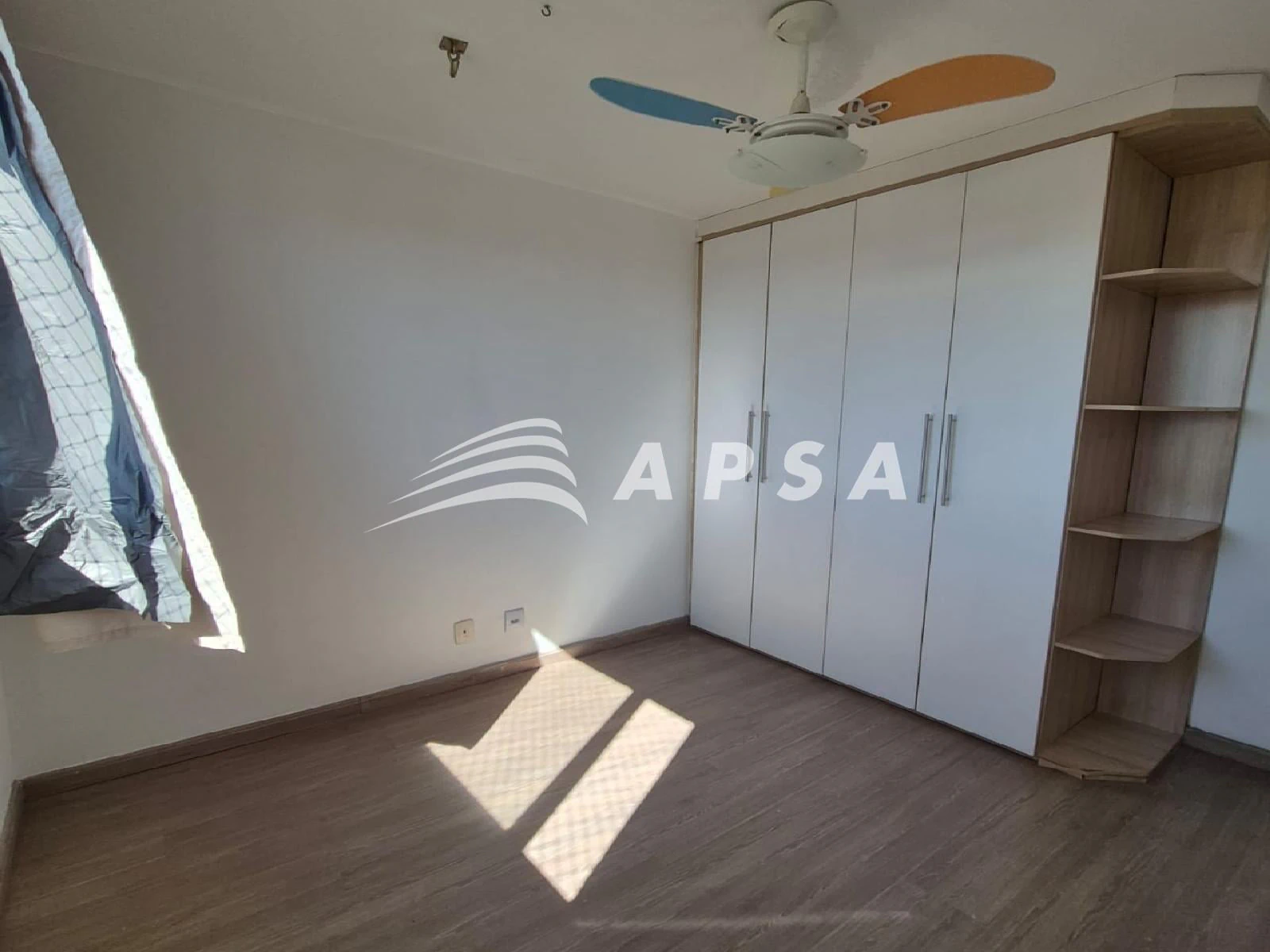 Apartamento de 2 quartos com piso de madeira ou laminado — photo 17