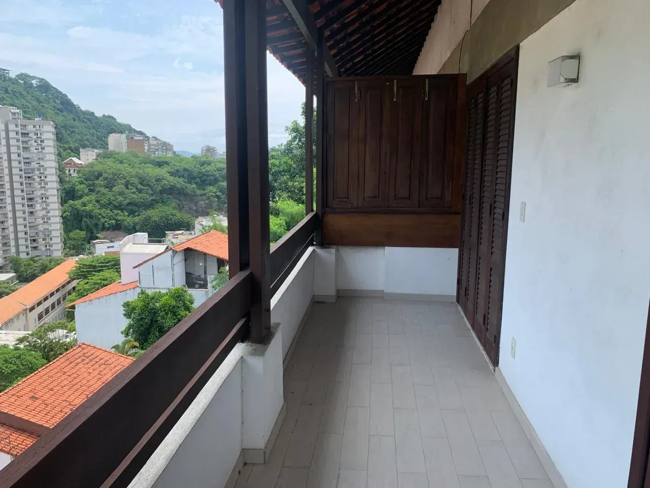 Triplex house with 4 bedrooms, 2 bathrooms and parking