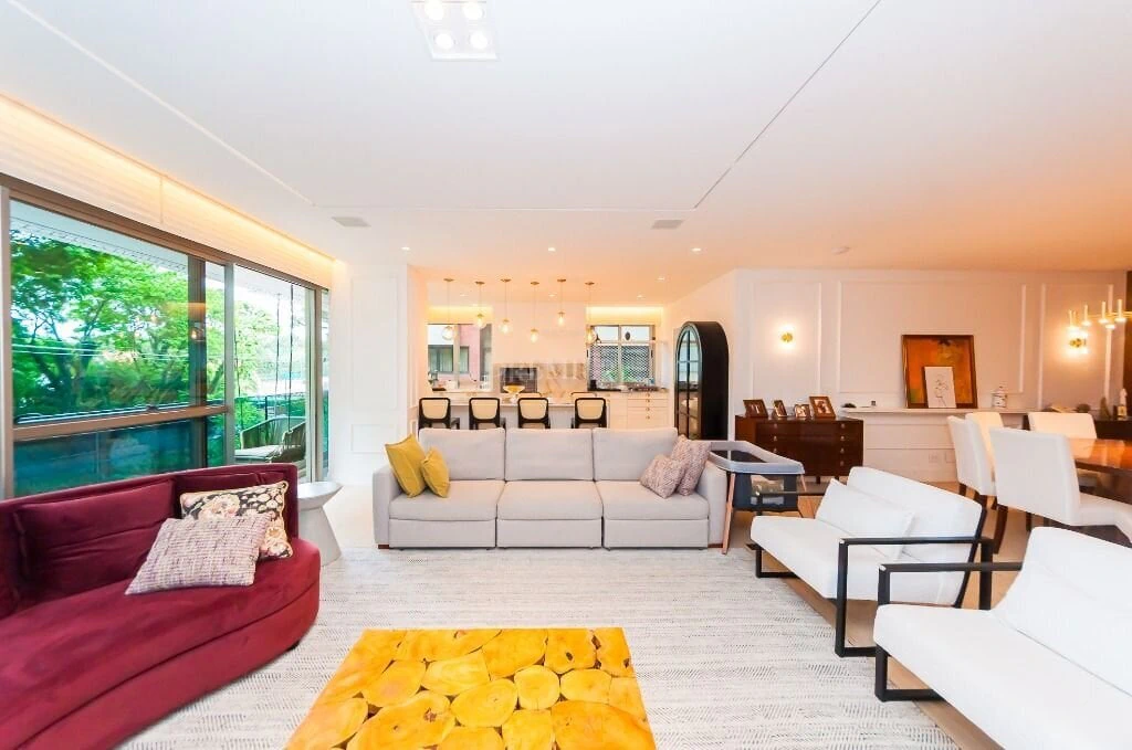 266 m² apartment with a walk-in closet and a bathtub