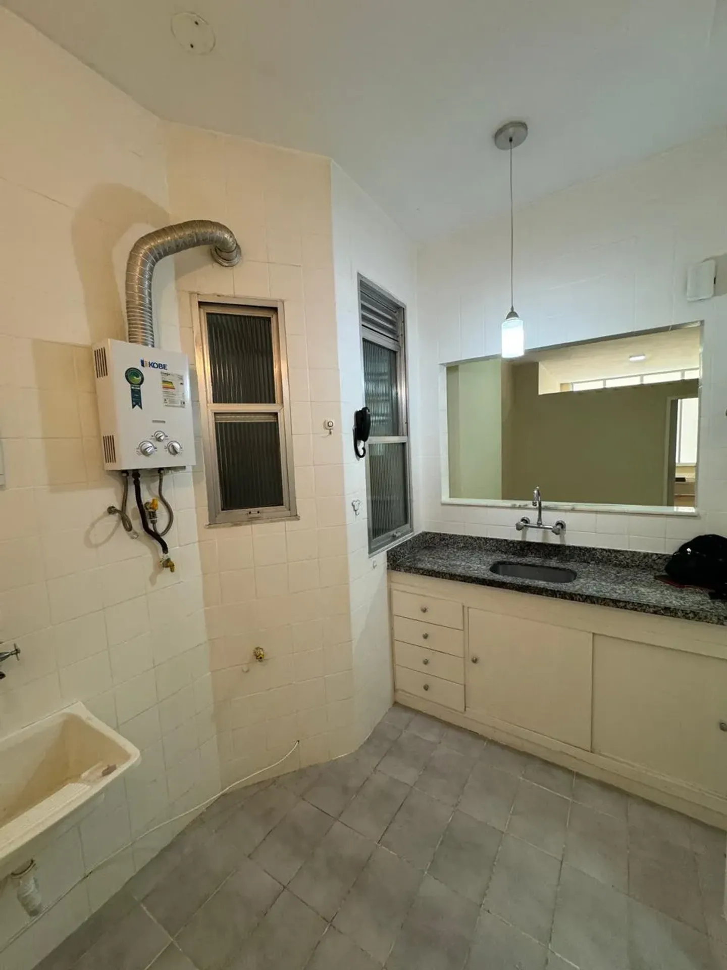 Apartamento de 1 quarto com piso de madeira ou laminado