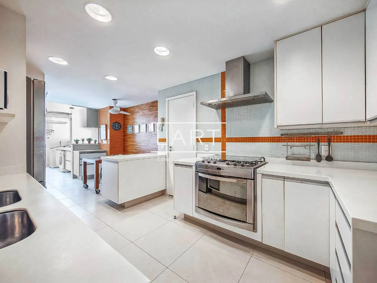 Furnished 3-bedroom apartment with 4 bathrooms and 240 m² — photo 8