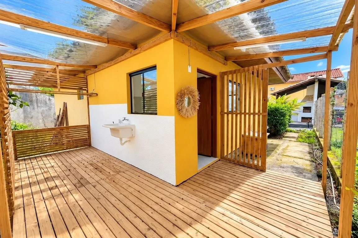 Balcony with a grill in a 2-bedroom house, 130 m² — photo 15