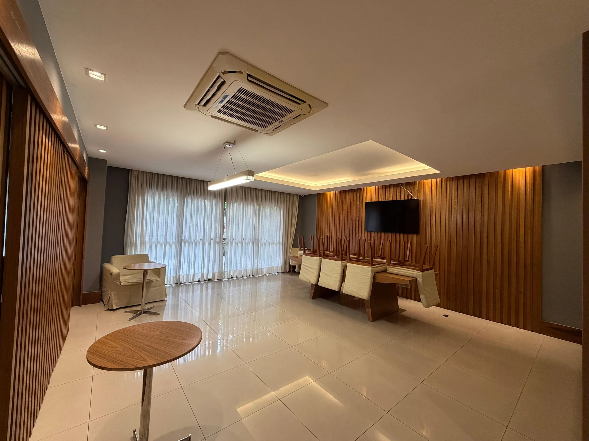 Furnished apartment, 112 m², with a glass-enclosed balcony — photo 12