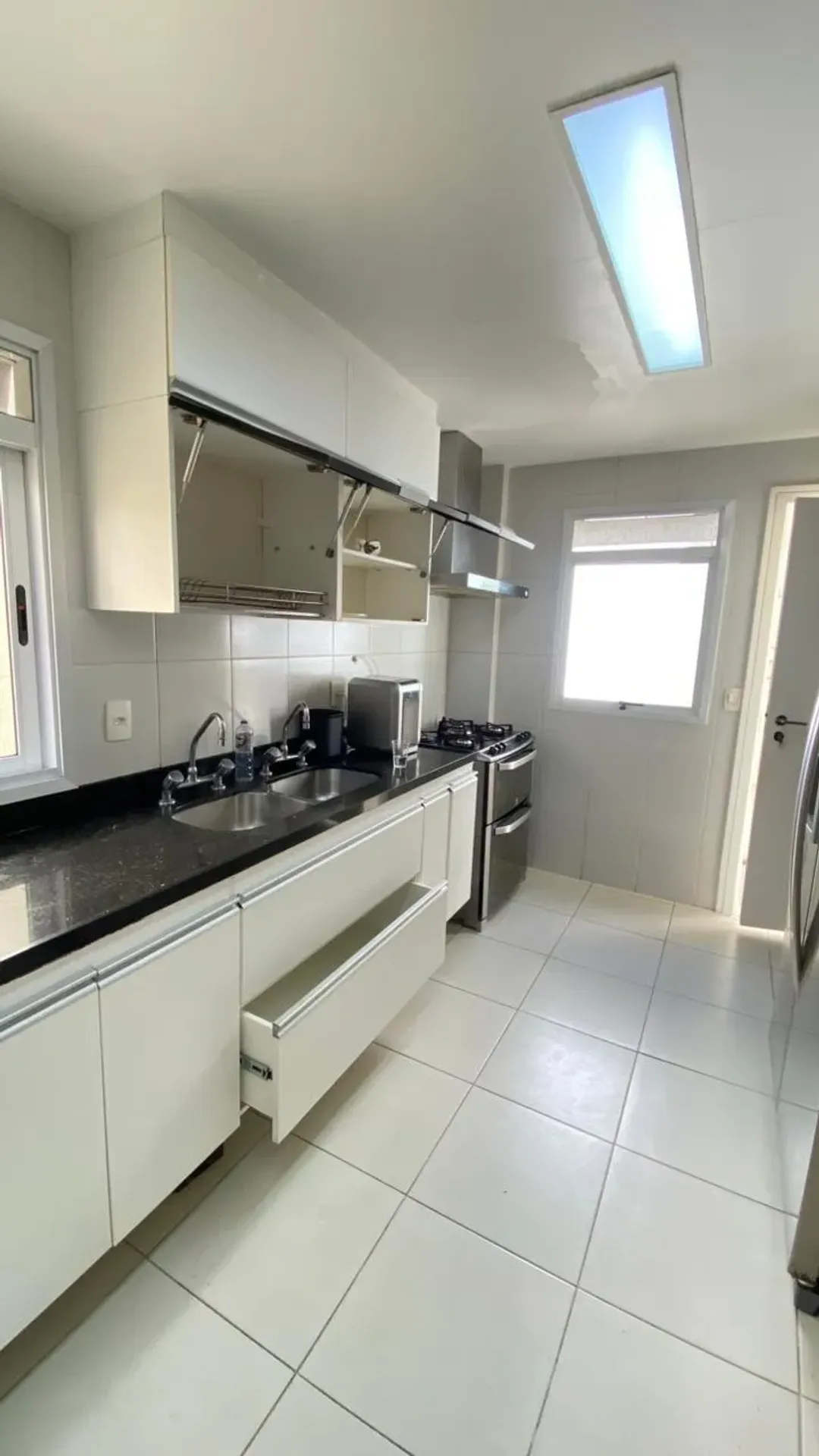 Rental house with 4 bedrooms, 5 bathrooms and 380 m² — photo 32