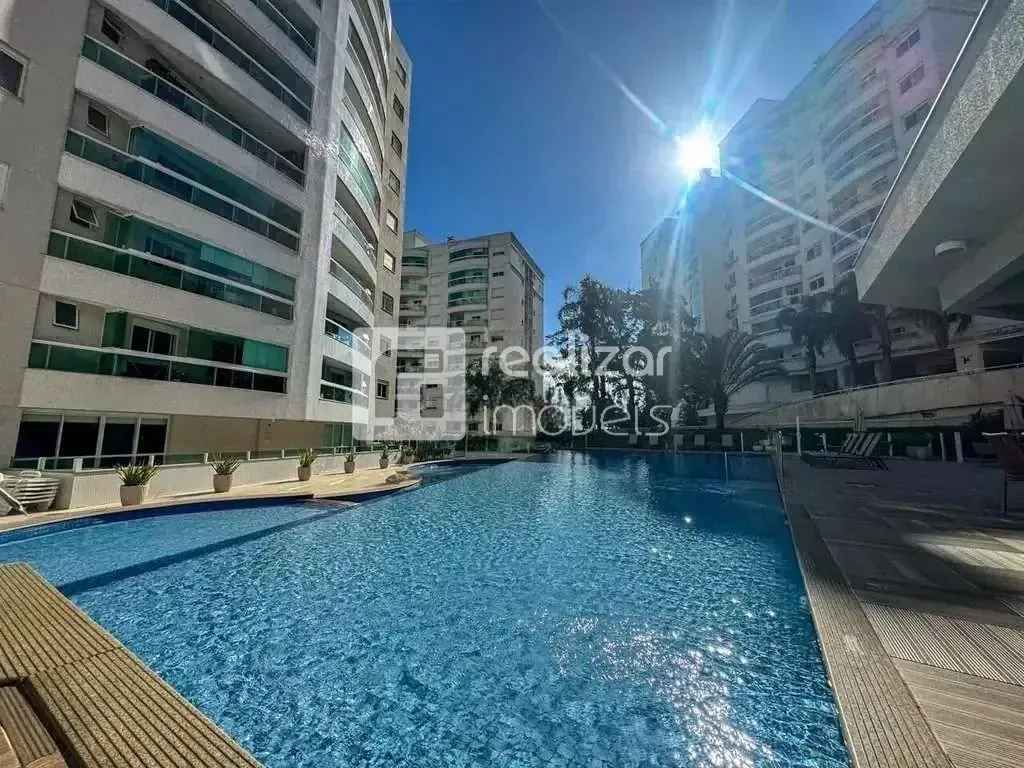 4-bedroom apartment in a building with a pool — photo 8
