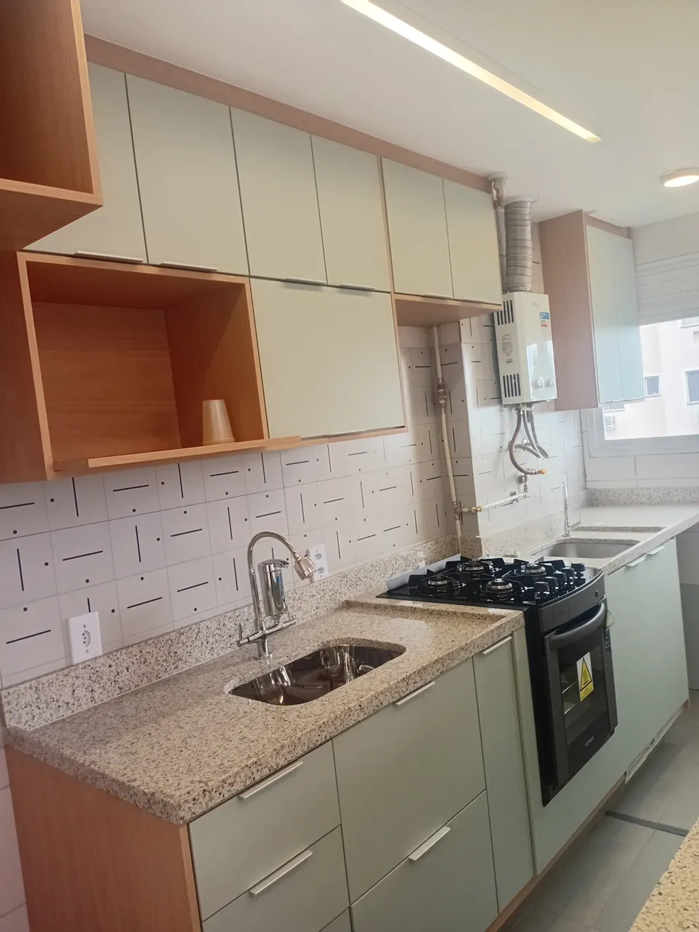 2-bedroom apartment in a building with a gym — photo 2